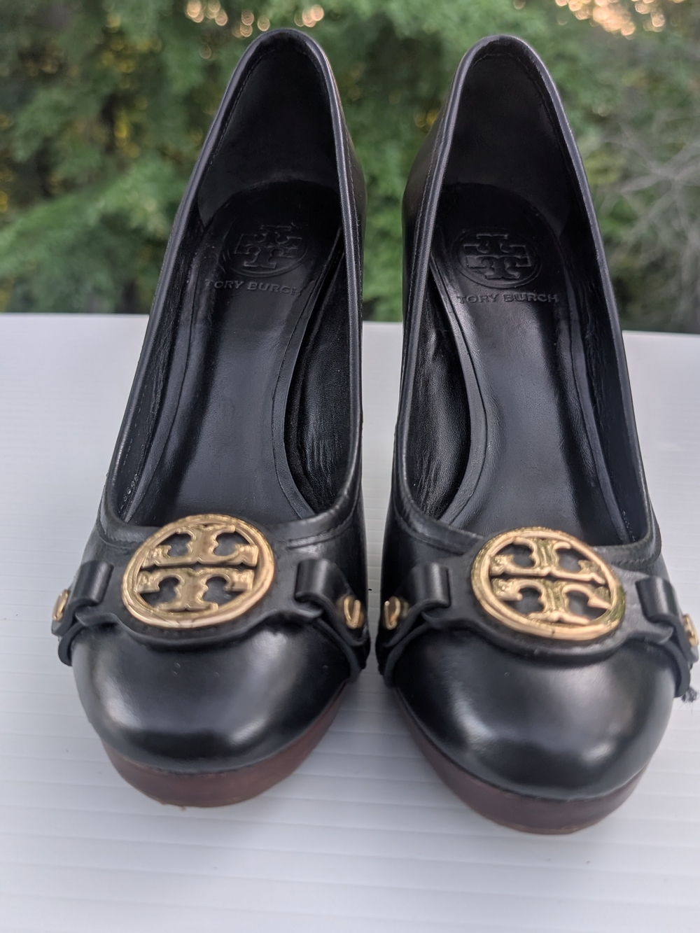 Tory Burch  Calsta Black Leather Logo Medallion Pumps 7